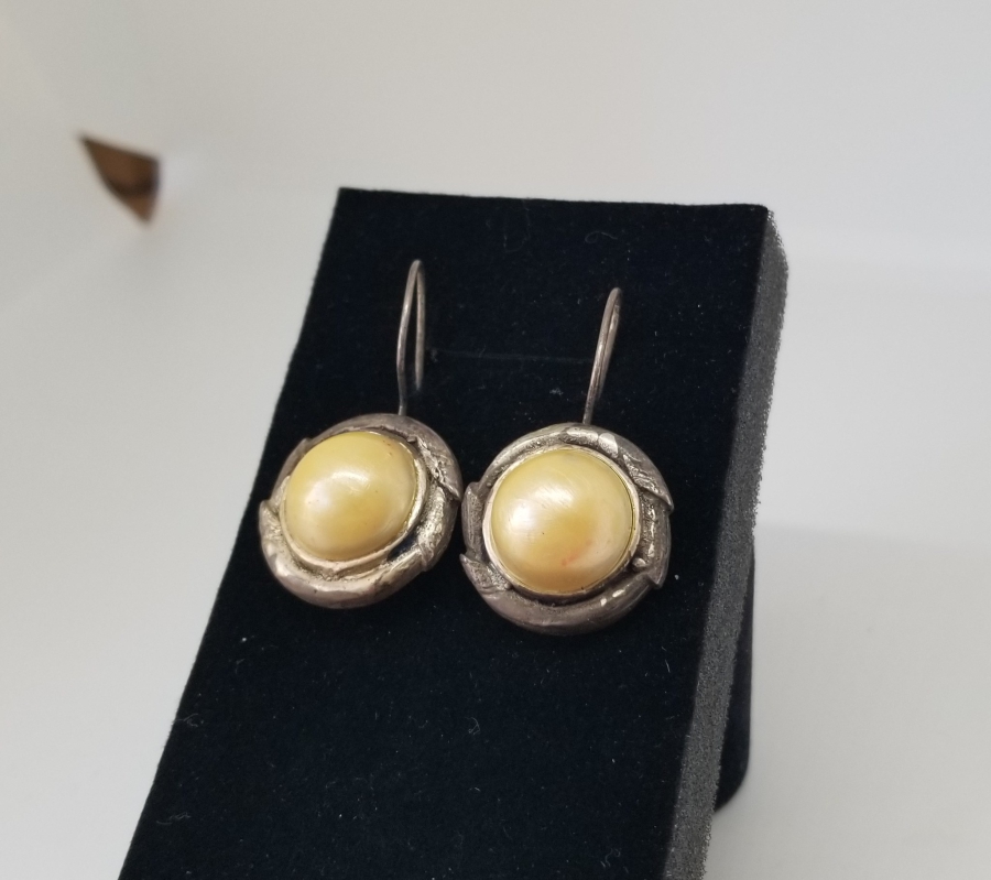 ÜZERİ İNCİ FORMLU BİJUTERİ KÜPE