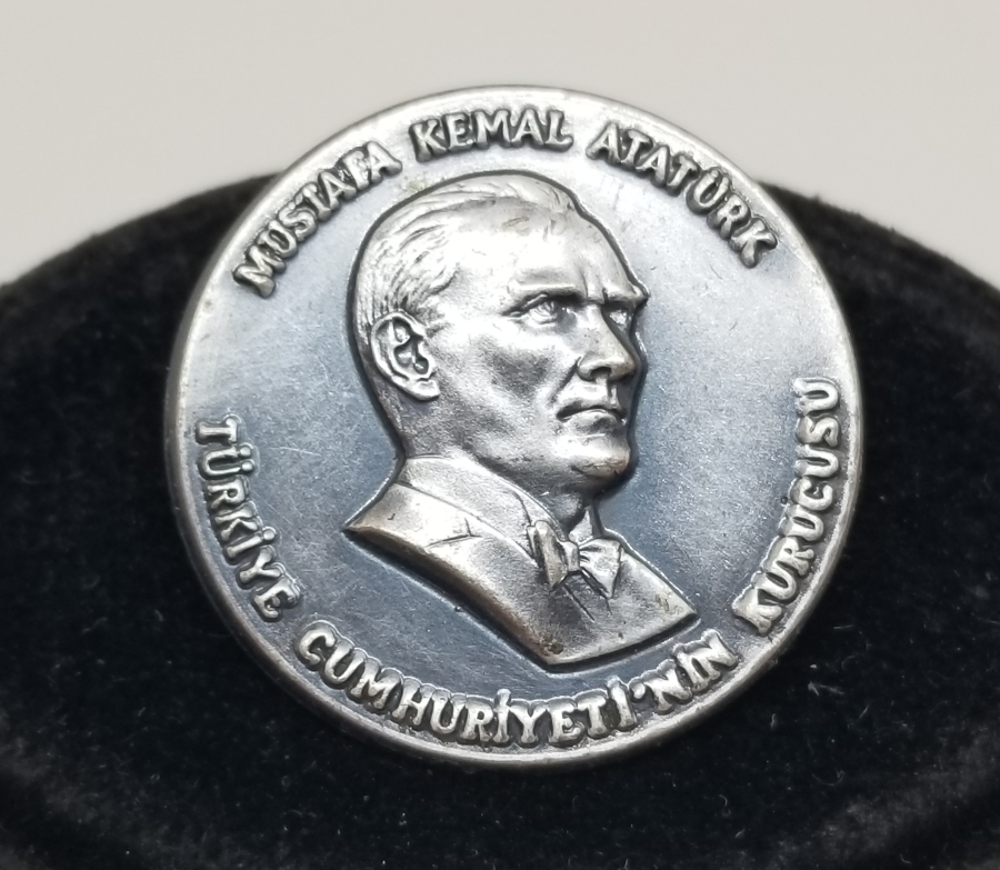 ATATÜRK GÖRSELLİ ANTİKA GÜMÜŞ HATIRA ROZET PARÇASI