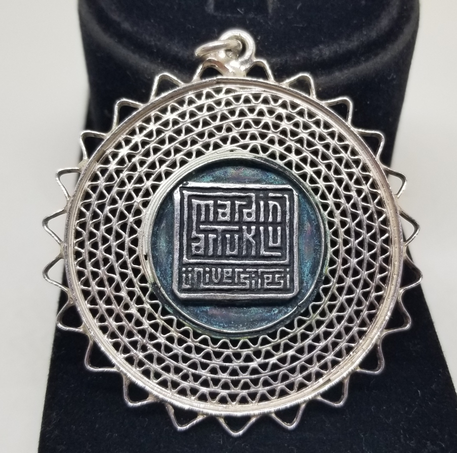 ARTUKLU ÜNİVERSİTESİ TELKARİ İŞÇİLİKLİ GÜMÜŞ ANAHTARLIK