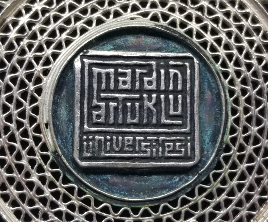 ARTUKLU ÜNİVERSİTESİ TELKARİ İŞÇİLİKLİ GÜMÜŞ ANAHTARLIK