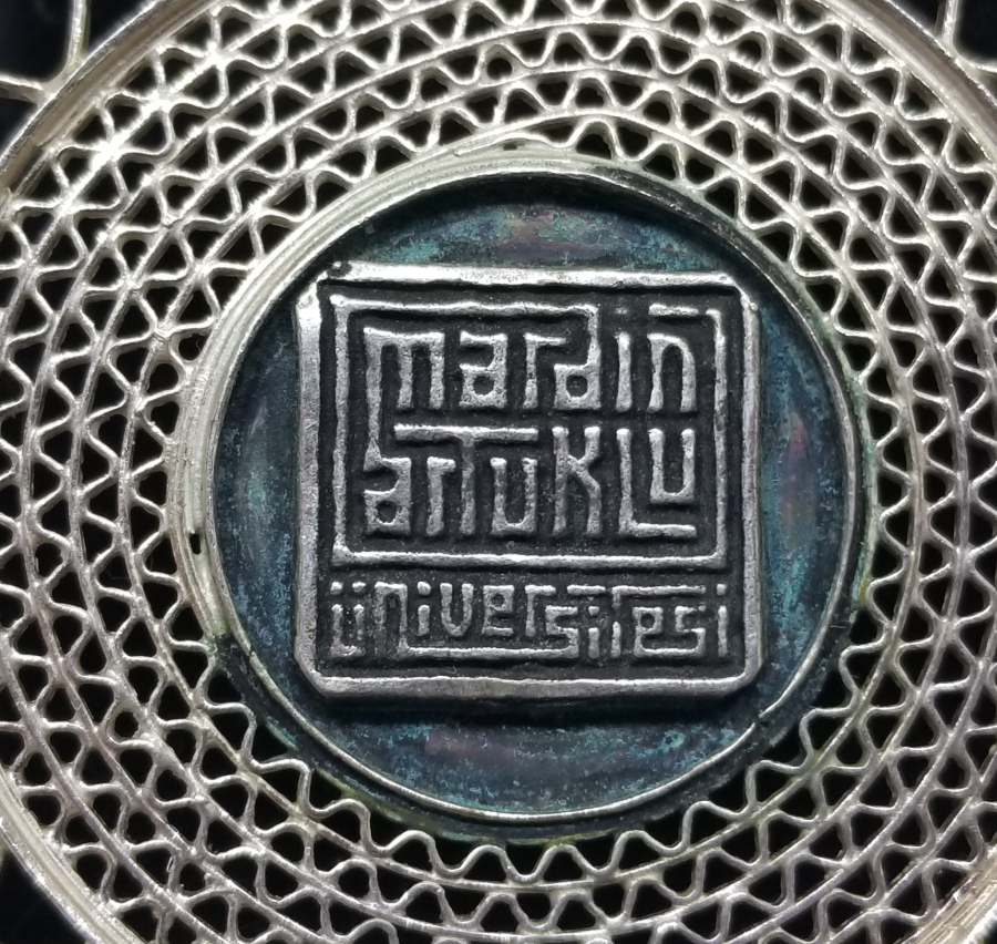 ARTUKLU ÜNİVERSİTESİ TELKARİ İŞÇİLİKLİ GÜMÜŞ ANAHTARLIK