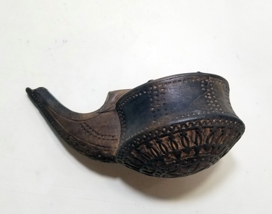 ÜZERİ İŞLEMELİ OSMANLI DÖNEMİ AHŞAP KALE TÜFEĞİ BARUTLUĞU