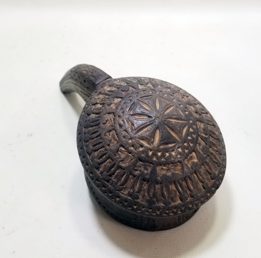 ÜZERİ İŞLEMELİ OSMANLI DÖNEMİ AHŞAP KALE TÜFEĞİ BARUTLUĞU