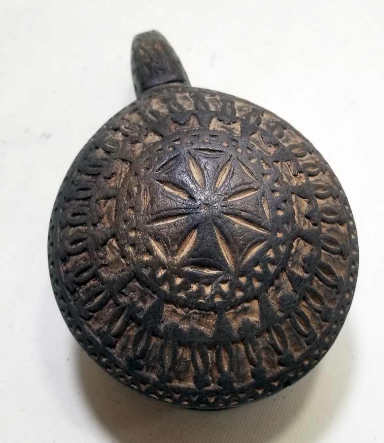 ÜZERİ İŞLEMELİ OSMANLI DÖNEMİ AHŞAP KALE TÜFEĞİ BARUTLUĞU