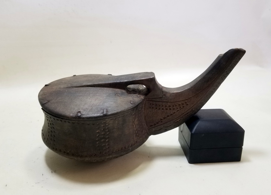 ÜZERİ İŞLEMELİ OSMANLI DÖNEMİ AHŞAP KALE TÜFEĞİ BARUTLUĞU