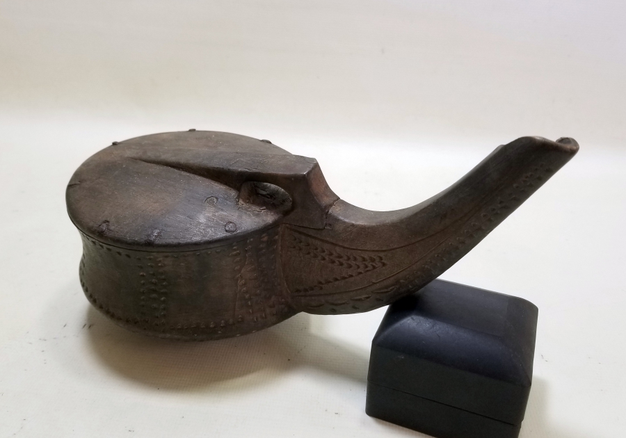 ÜZERİ İŞLEMELİ OSMANLI DÖNEMİ AHŞAP KALE TÜFEĞİ BARUTLUĞU