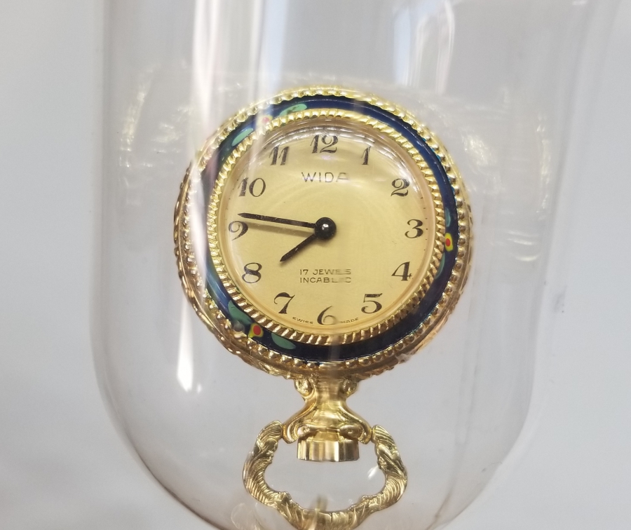 ORİJİNAL CAM FANUSUNDA MİNE İŞÇİLİKLİ ANTİKA KURMALI SAAT