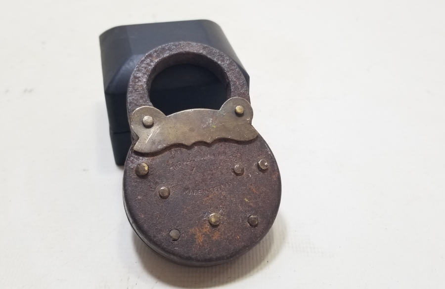 YALE MARKA ANTİKA KİLİT