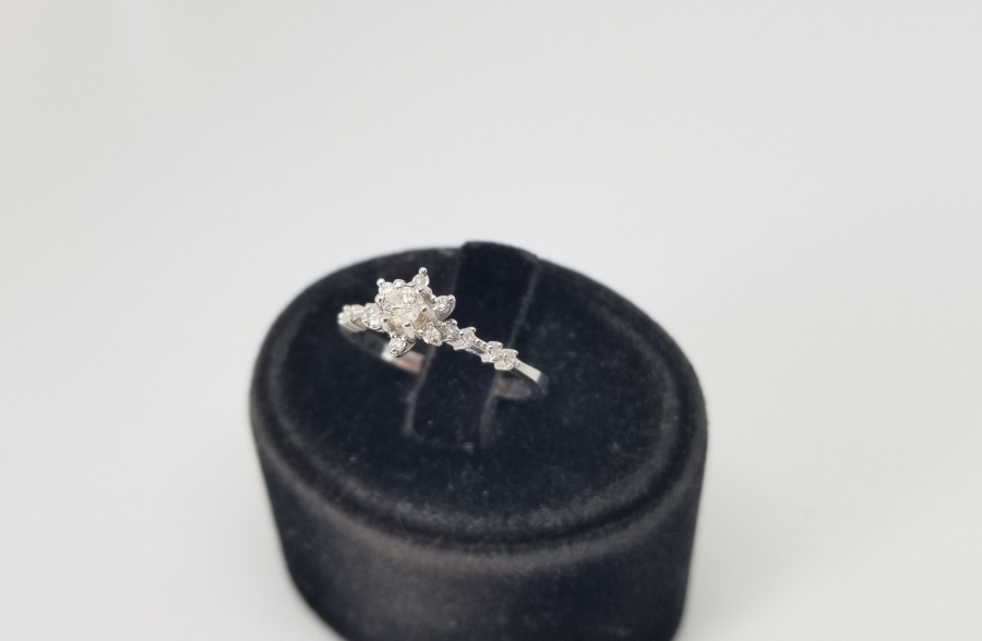 YILDIZ FORMLU PIRLANTA TAŞLI TEKTAŞ YÜZÜK