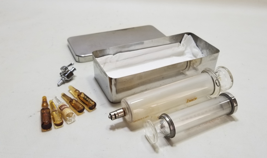 ORİJİNAL KUTUSUNDA İLAÇLARIYLA ANTİKA CAM ENJEKTÖR