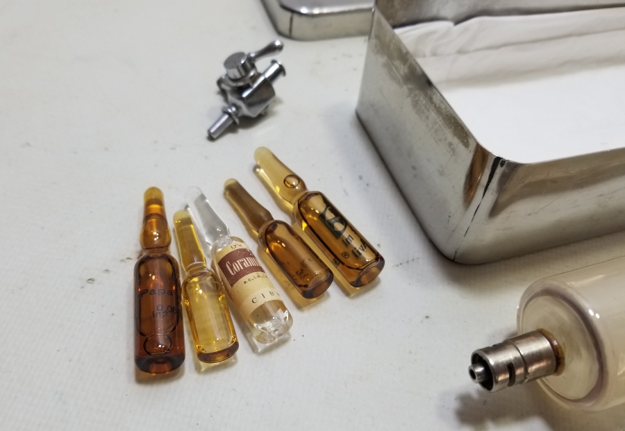 ORİJİNAL KUTUSUNDA İLAÇLARIYLA ANTİKA CAM ENJEKTÖR