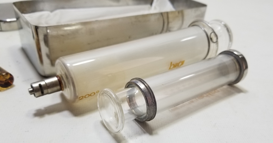 ORİJİNAL KUTUSUNDA İLAÇLARIYLA ANTİKA CAM ENJEKTÖR