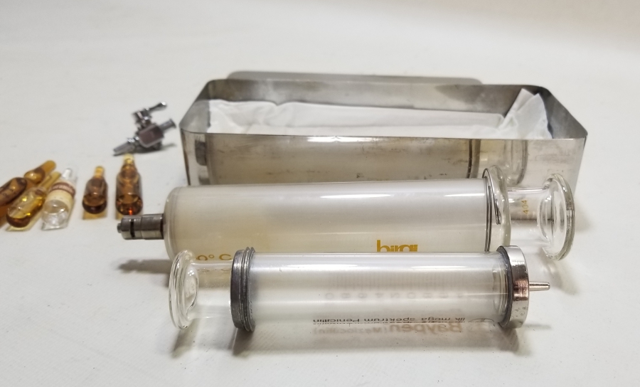 ORİJİNAL KUTUSUNDA İLAÇLARIYLA ANTİKA CAM ENJEKTÖR