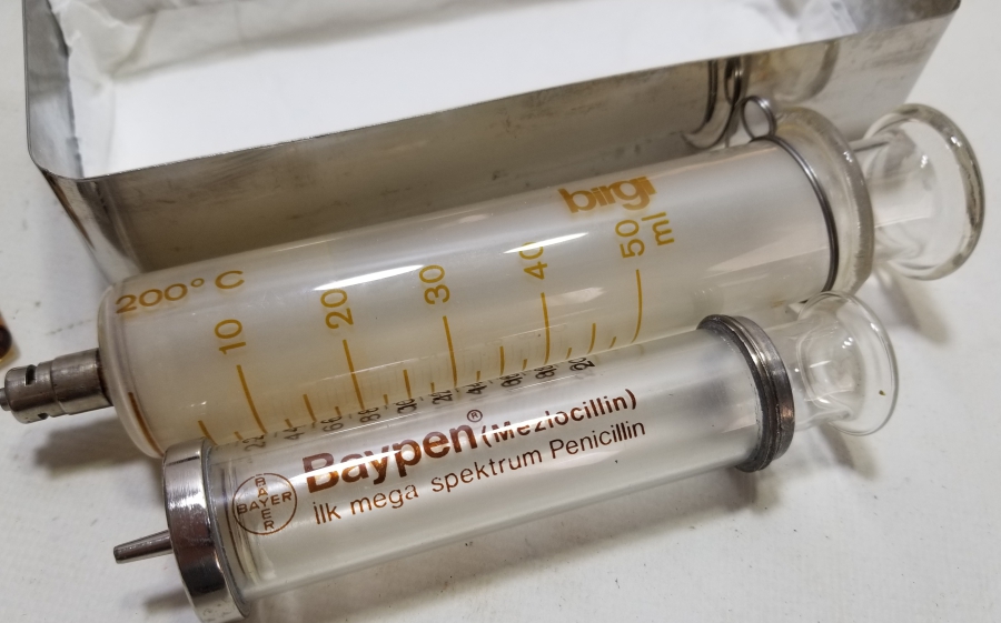 ORİJİNAL KUTUSUNDA İLAÇLARIYLA ANTİKA CAM ENJEKTÖR