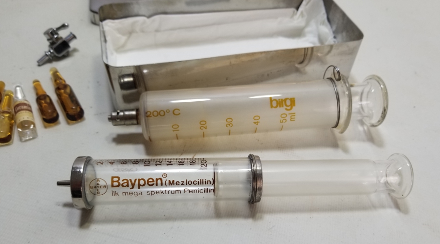 ORİJİNAL KUTUSUNDA İLAÇLARIYLA ANTİKA CAM ENJEKTÖR