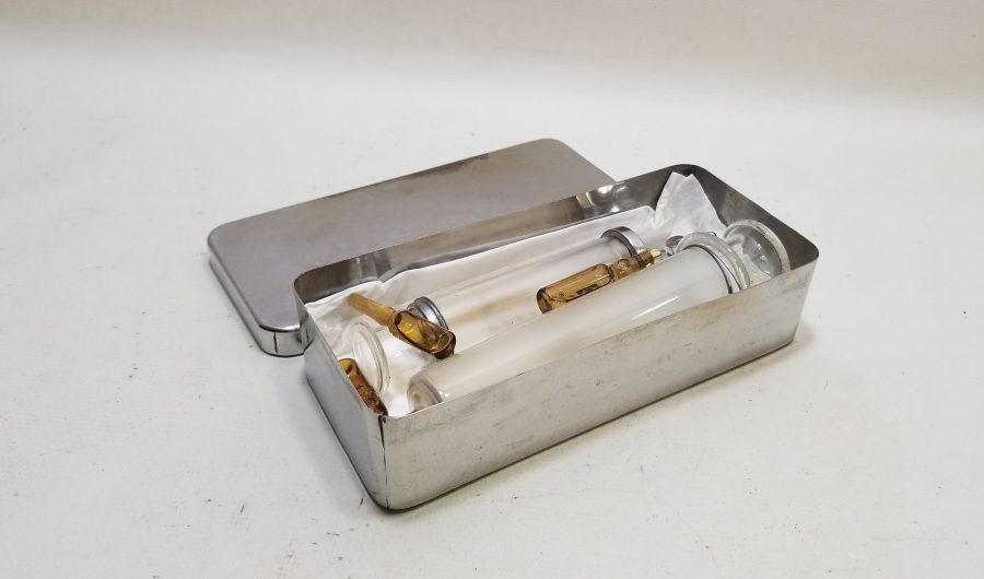 ORİJİNAL KUTUSUNDA İLAÇLARIYLA ANTİKA CAM ENJEKTÖR