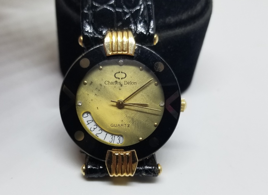 ALTIN KAPLAMA PİLLİ VE TAKVİMLİ ANTİKA KOL SAATİ