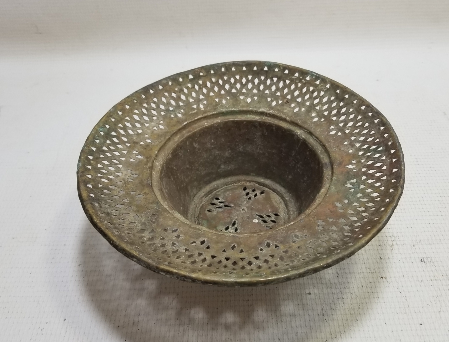 NADİR TİPTE KUBBELİ FORMLU OSMANLI DÖNEMİ TESTERE İŞÇİLİKLİ LENGER SÜZGECİ