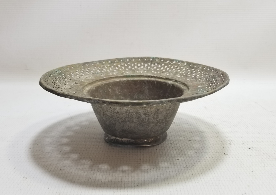 NADİR TİPTE KUBBELİ FORMLU OSMANLI DÖNEMİ TESTERE İŞÇİLİKLİ LENGER SÜZGECİ