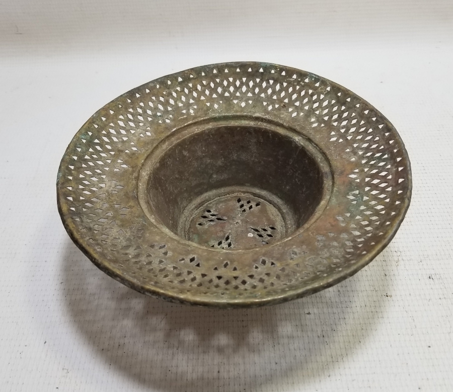 NADİR TİPTE KUBBELİ FORMLU OSMANLI DÖNEMİ TESTERE İŞÇİLİKLİ LENGER SÜZGECİ