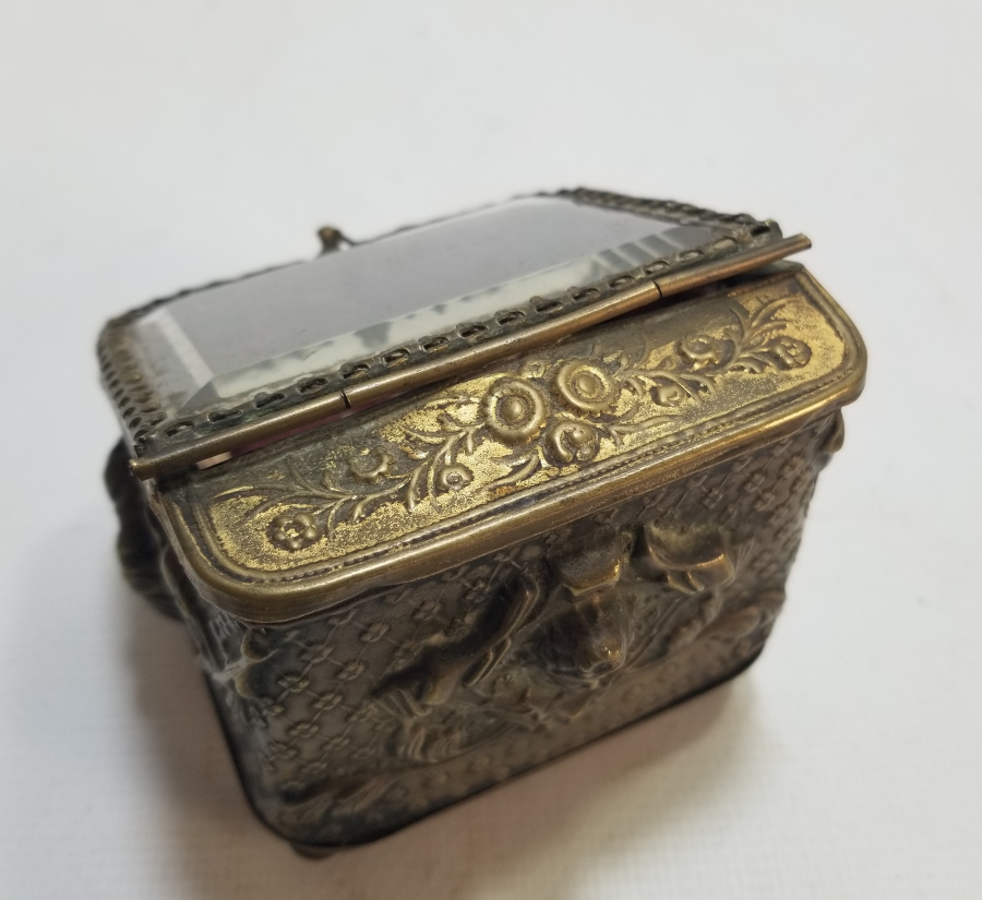 KABARTMA İŞÇİLİKLİ NADİR FORMDA ŞEYTANLI PRİOR CEP SAATİ STANDI