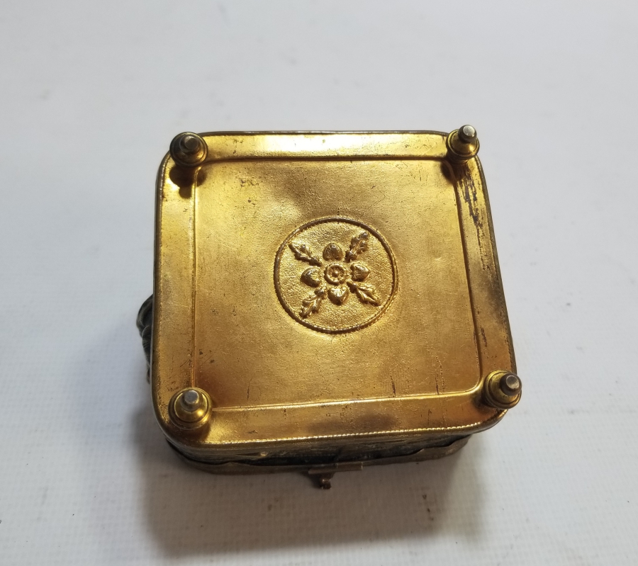 KABARTMA İŞÇİLİKLİ NADİR FORMDA ŞEYTANLI PRİOR CEP SAATİ STANDI