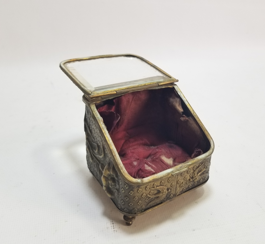 KABARTMA İŞÇİLİKLİ NADİR FORMDA ŞEYTANLI PRİOR CEP SAATİ STANDI