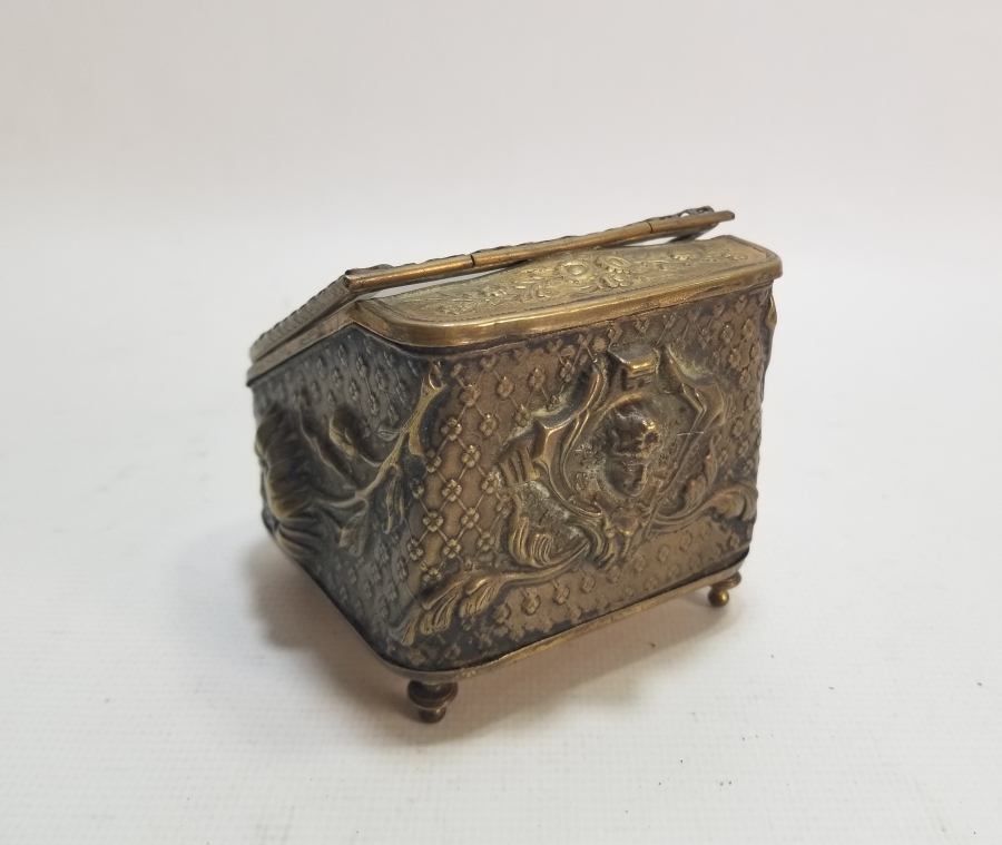 KABARTMA İŞÇİLİKLİ NADİR FORMDA ŞEYTANLI PRİOR CEP SAATİ STANDI