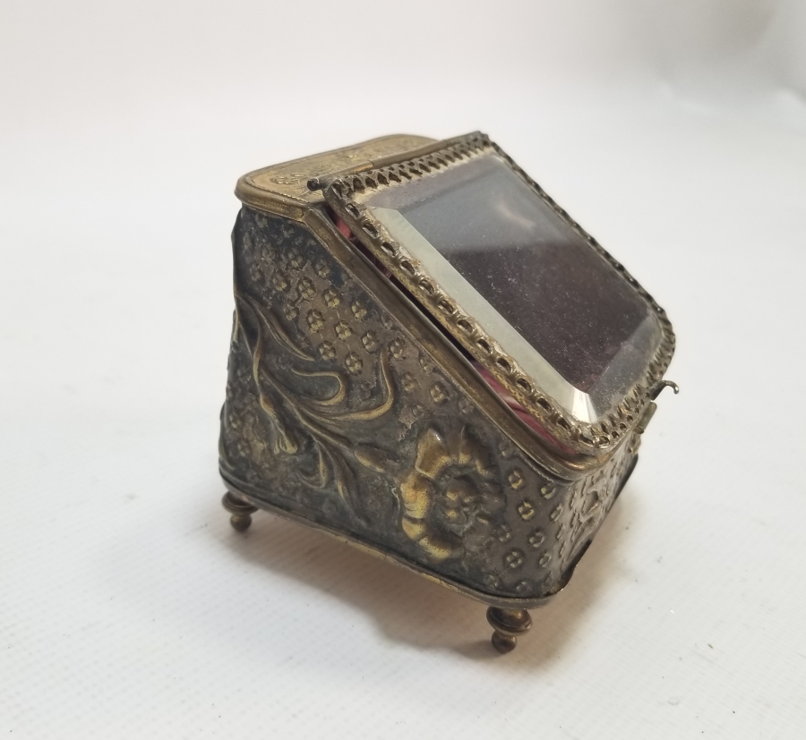 KABARTMA İŞÇİLİKLİ NADİR FORMDA ŞEYTANLI PRİOR CEP SAATİ STANDI