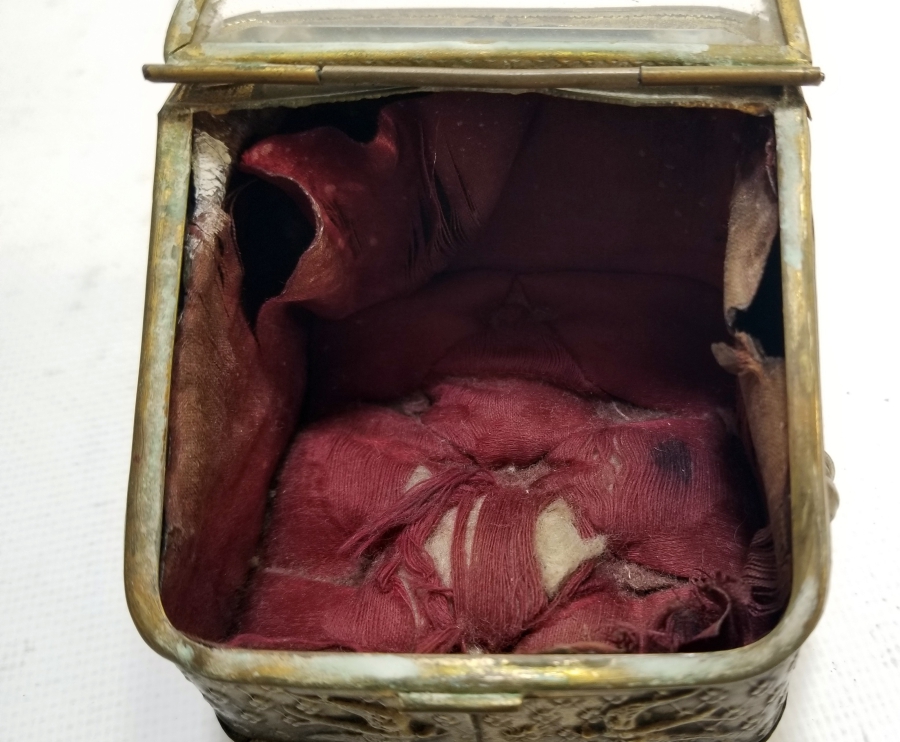 KABARTMA İŞÇİLİKLİ NADİR FORMDA ŞEYTANLI PRİOR CEP SAATİ STANDI