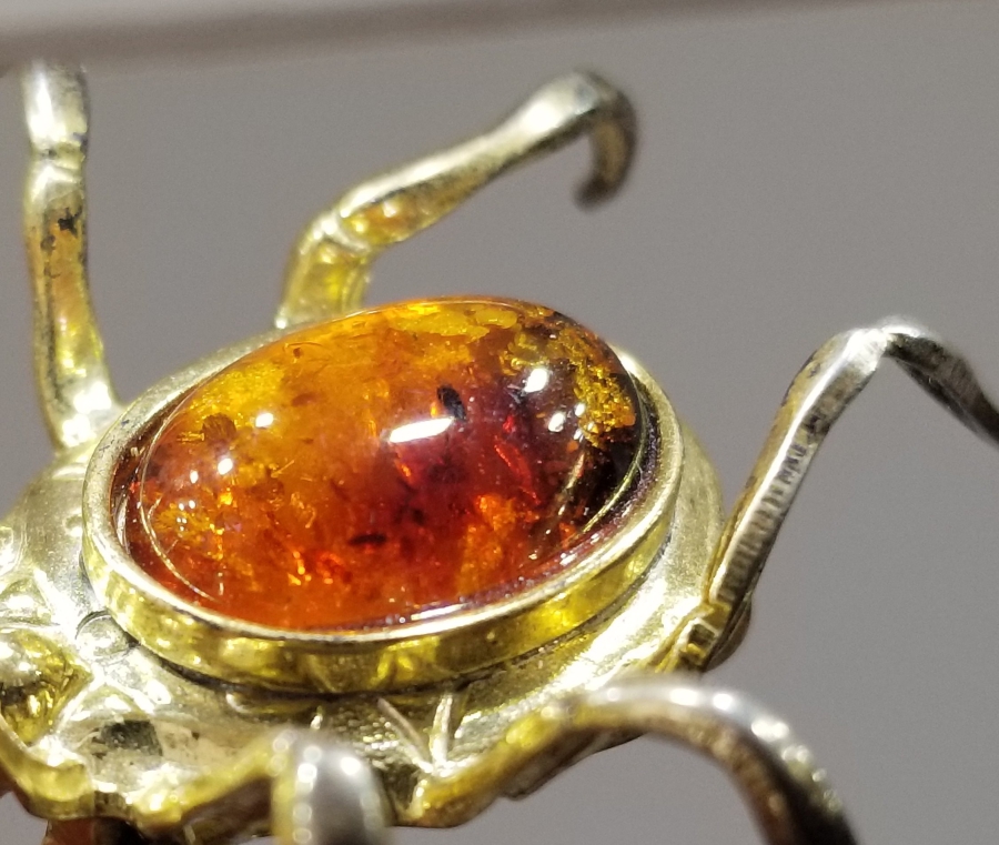 GÜMÜŞ ÜZERİ ALTIN KAPLAMA İŞÇİLİKLİ ÖRÜMCEK FORMLU NADİR BROŞ