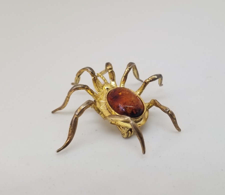 GÜMÜŞ ÜZERİ ALTIN KAPLAMA İŞÇİLİKLİ ÖRÜMCEK FORMLU NADİR BROŞ