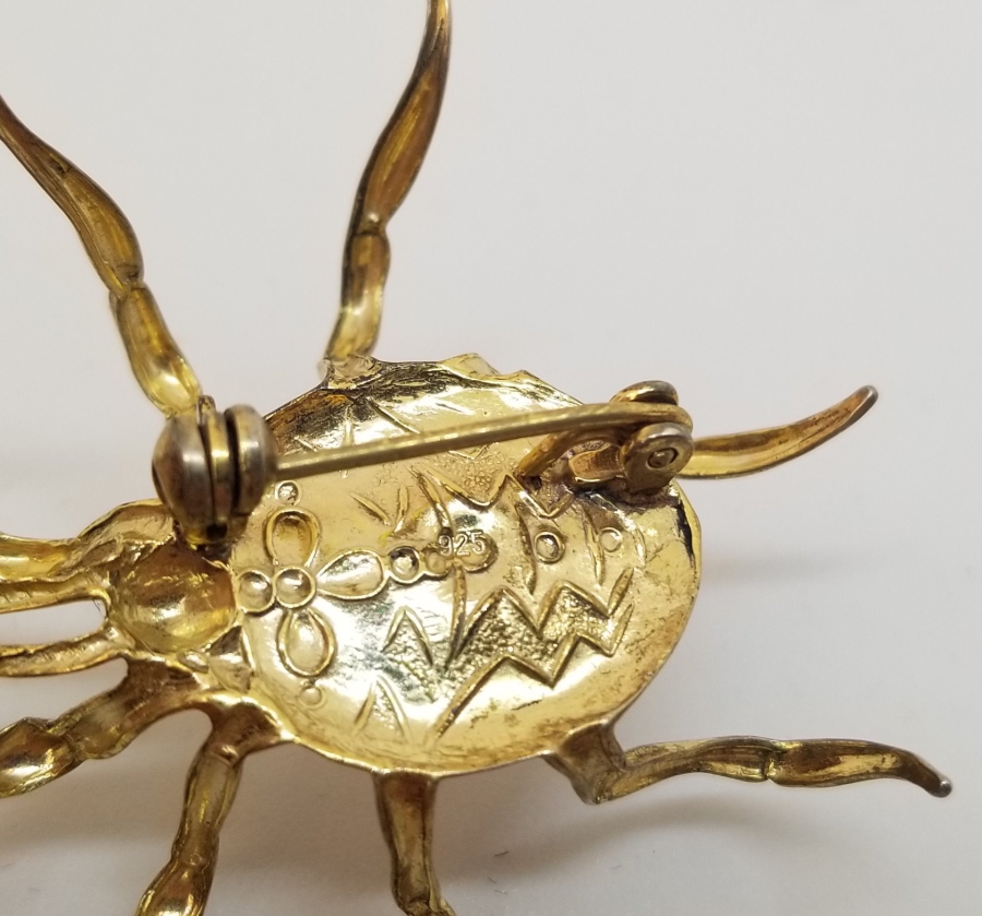 GÜMÜŞ ÜZERİ ALTIN KAPLAMA İŞÇİLİKLİ ÖRÜMCEK FORMLU NADİR BROŞ