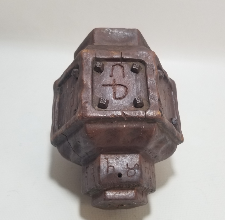 ÜZERİNDE RUMCA HARFLER BULUNAN OSMANLI DÖNEMİ AHŞAPTAN MAMUL BÜYÜK BOY MUM KANDİLİ