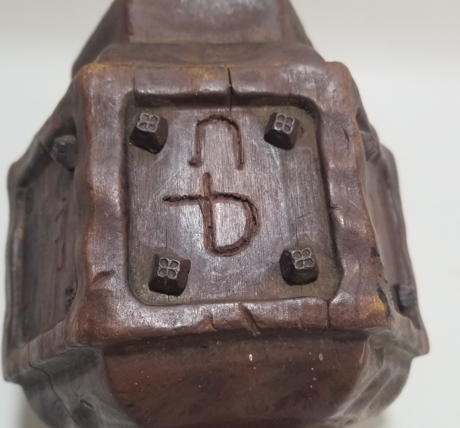 ÜZERİNDE RUMCA HARFLER BULUNAN OSMANLI DÖNEMİ AHŞAPTAN MAMUL BÜYÜK BOY MUM KANDİLİ