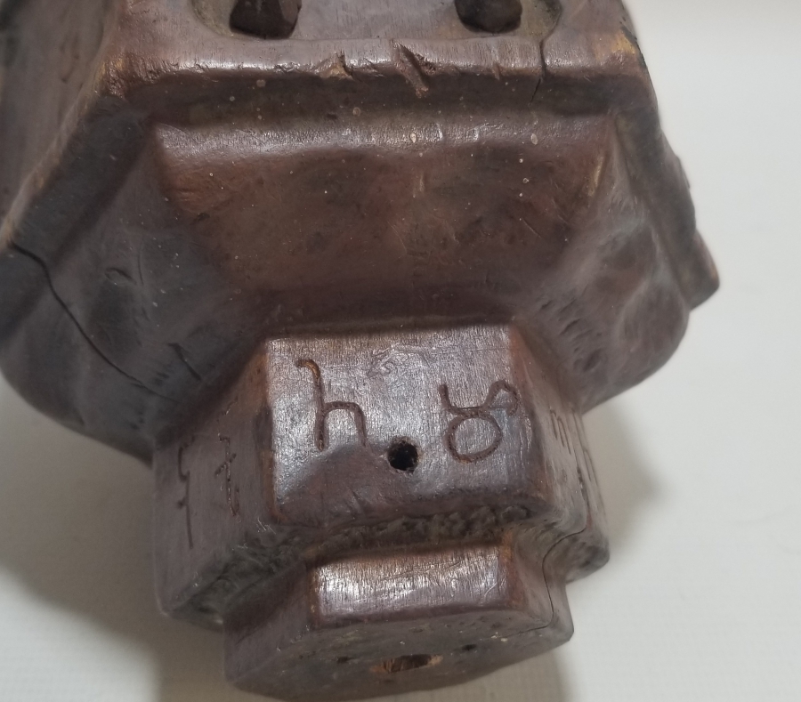 ÜZERİNDE RUMCA HARFLER BULUNAN OSMANLI DÖNEMİ AHŞAPTAN MAMUL BÜYÜK BOY MUM KANDİLİ