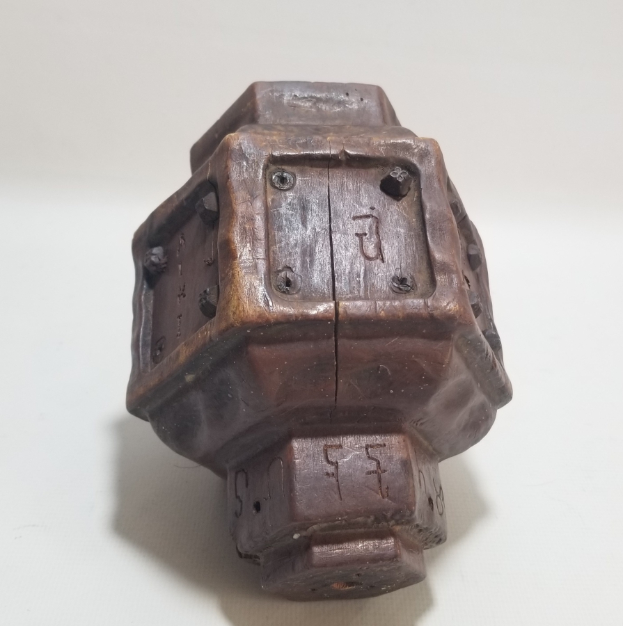 ÜZERİNDE RUMCA HARFLER BULUNAN OSMANLI DÖNEMİ AHŞAPTAN MAMUL BÜYÜK BOY MUM KANDİLİ