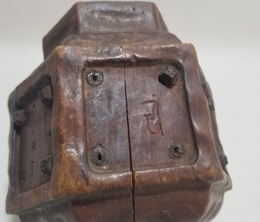 ÜZERİNDE RUMCA HARFLER BULUNAN OSMANLI DÖNEMİ AHŞAPTAN MAMUL BÜYÜK BOY MUM KANDİLİ