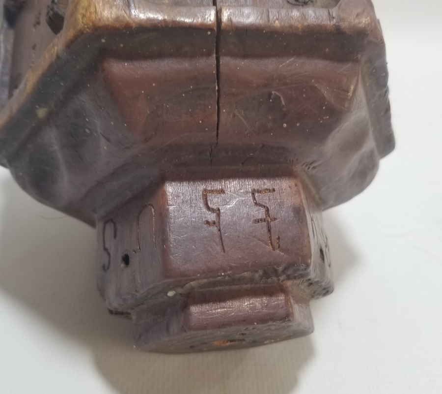 ÜZERİNDE RUMCA HARFLER BULUNAN OSMANLI DÖNEMİ AHŞAPTAN MAMUL BÜYÜK BOY MUM KANDİLİ