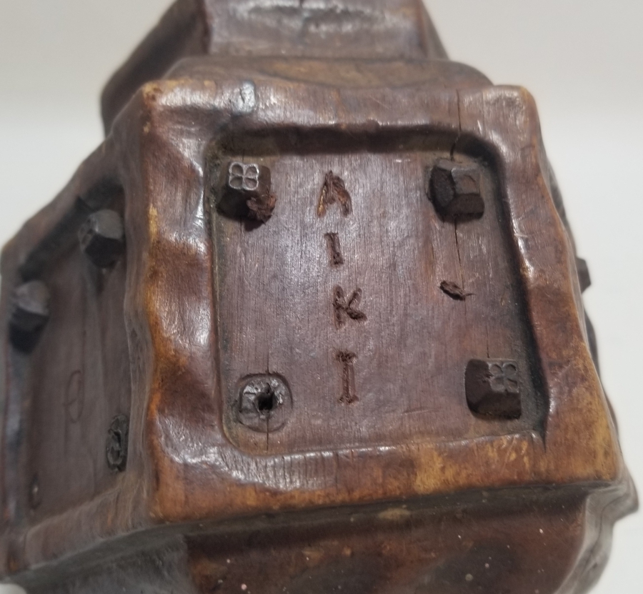 ÜZERİNDE RUMCA HARFLER BULUNAN OSMANLI DÖNEMİ AHŞAPTAN MAMUL BÜYÜK BOY MUM KANDİLİ