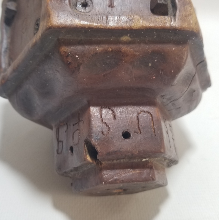 ÜZERİNDE RUMCA HARFLER BULUNAN OSMANLI DÖNEMİ AHŞAPTAN MAMUL BÜYÜK BOY MUM KANDİLİ