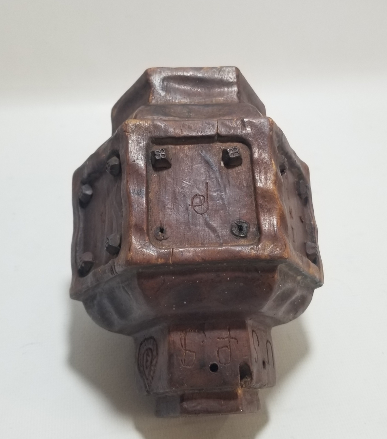 ÜZERİNDE RUMCA HARFLER BULUNAN OSMANLI DÖNEMİ AHŞAPTAN MAMUL BÜYÜK BOY MUM KANDİLİ