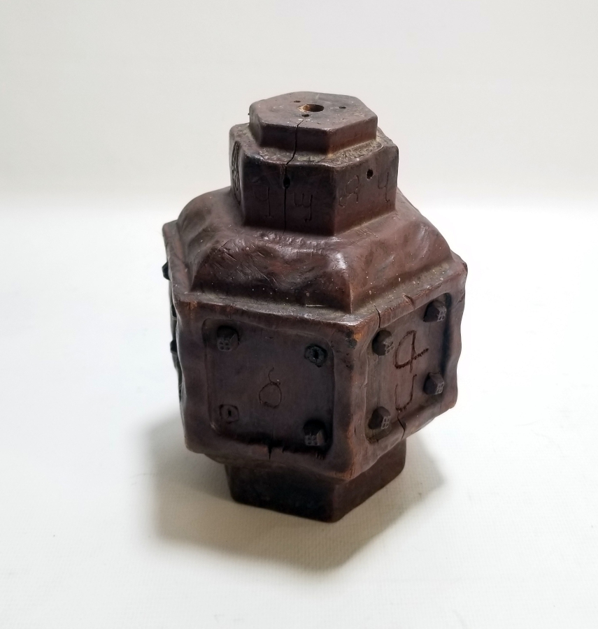 ÜZERİNDE RUMCA HARFLER BULUNAN OSMANLI DÖNEMİ AHŞAPTAN MAMUL BÜYÜK BOY MUM KANDİLİ