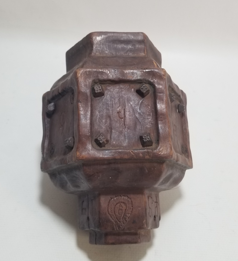 ÜZERİNDE RUMCA HARFLER BULUNAN OSMANLI DÖNEMİ AHŞAPTAN MAMUL BÜYÜK BOY MUM KANDİLİ