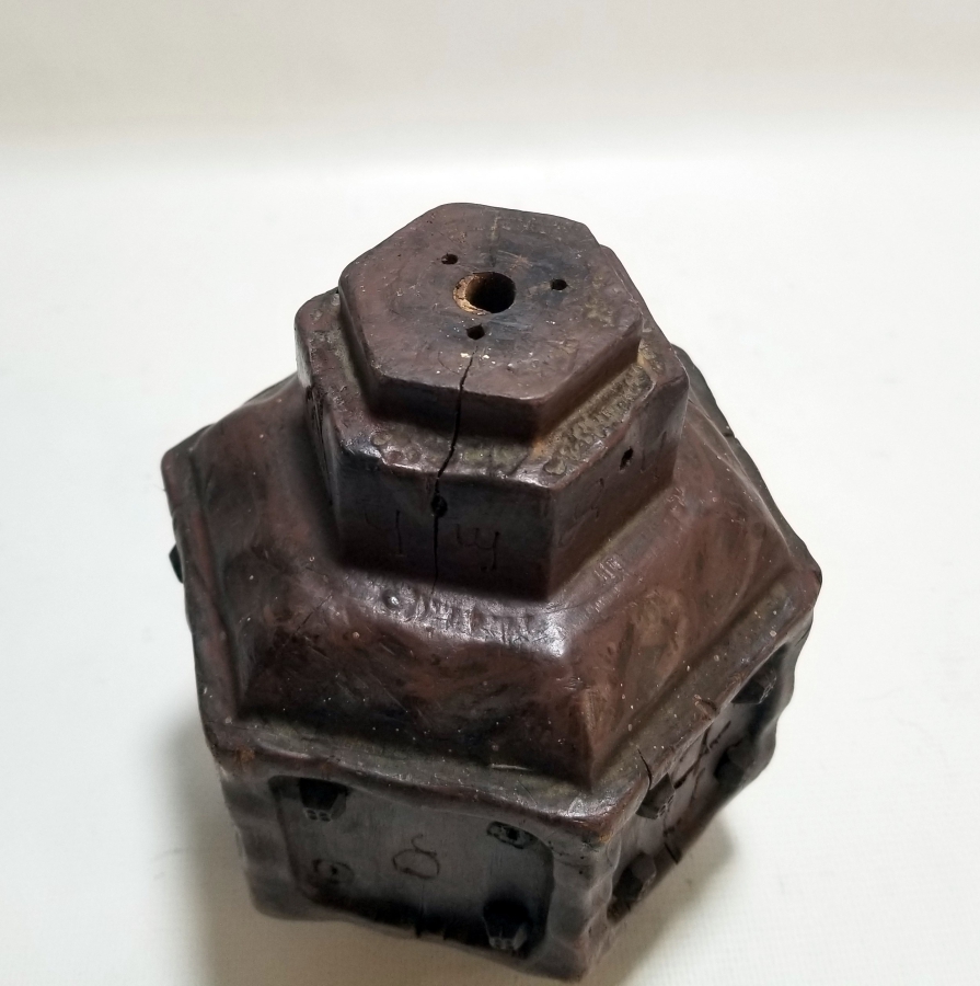 ÜZERİNDE RUMCA HARFLER BULUNAN OSMANLI DÖNEMİ AHŞAPTAN MAMUL BÜYÜK BOY MUM KANDİLİ