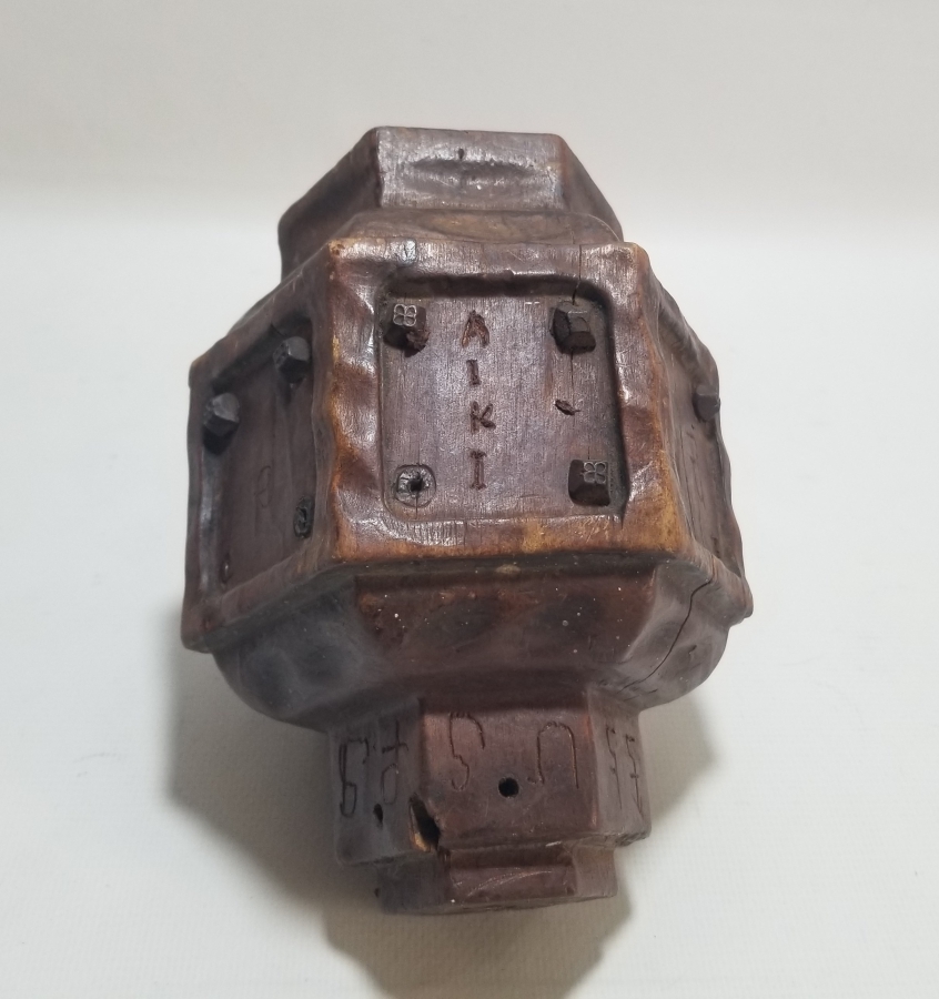 ÜZERİNDE RUMCA HARFLER BULUNAN OSMANLI DÖNEMİ AHŞAPTAN MAMUL BÜYÜK BOY MUM KANDİLİ