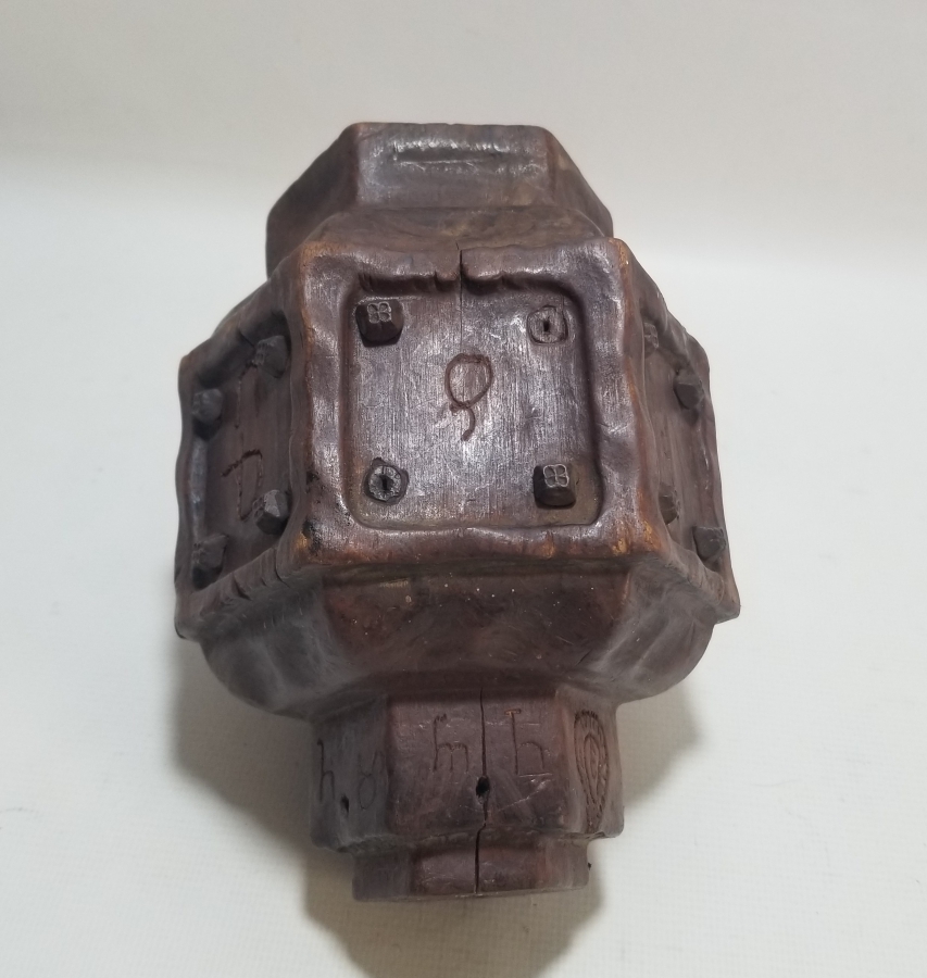 ÜZERİNDE RUMCA HARFLER BULUNAN OSMANLI DÖNEMİ AHŞAPTAN MAMUL BÜYÜK BOY MUM KANDİLİ