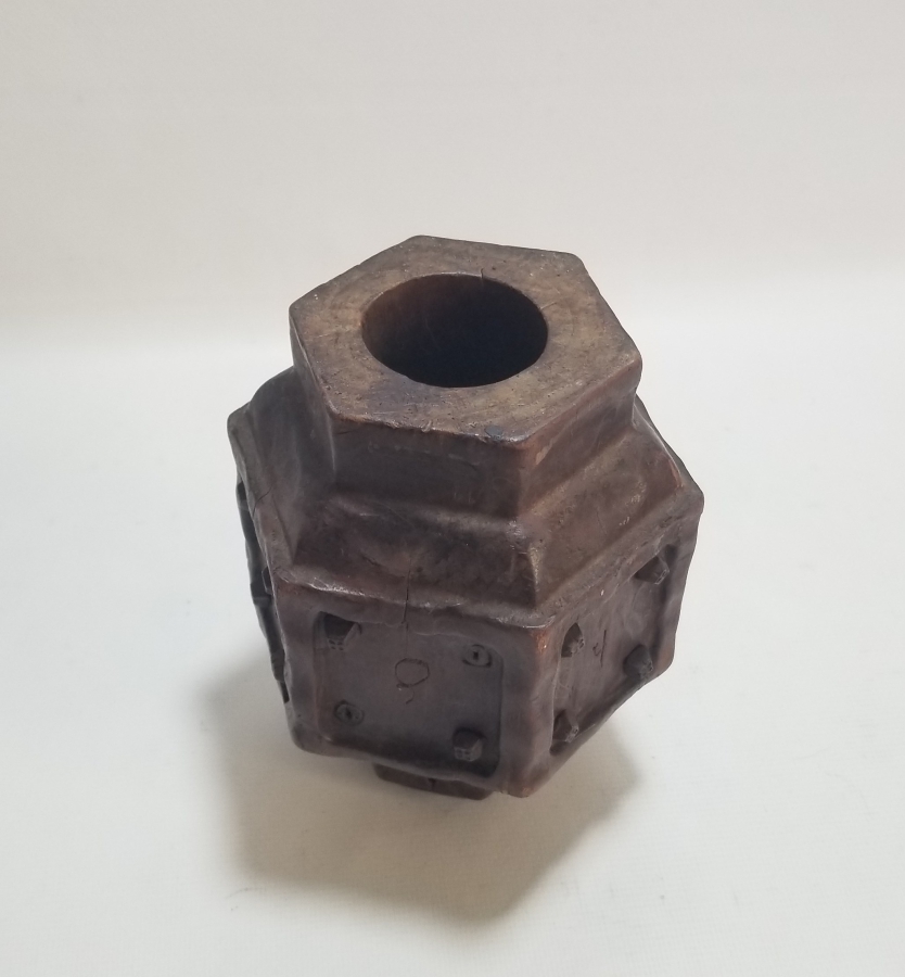 ÜZERİNDE RUMCA HARFLER BULUNAN OSMANLI DÖNEMİ AHŞAPTAN MAMUL BÜYÜK BOY MUM KANDİLİ