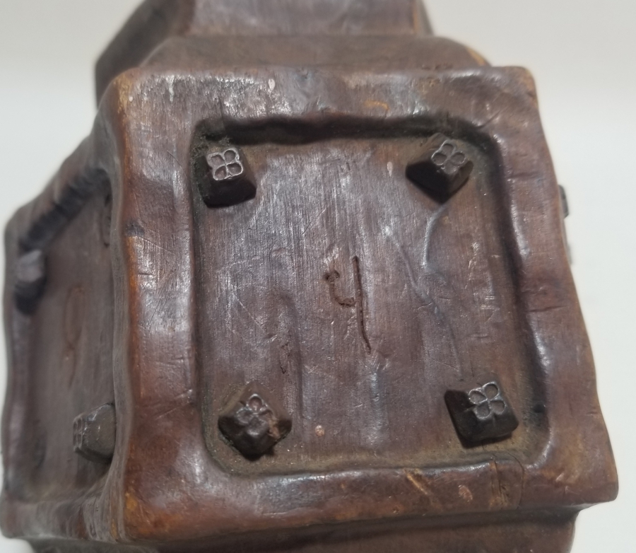 ÜZERİNDE RUMCA HARFLER BULUNAN OSMANLI DÖNEMİ AHŞAPTAN MAMUL BÜYÜK BOY MUM KANDİLİ