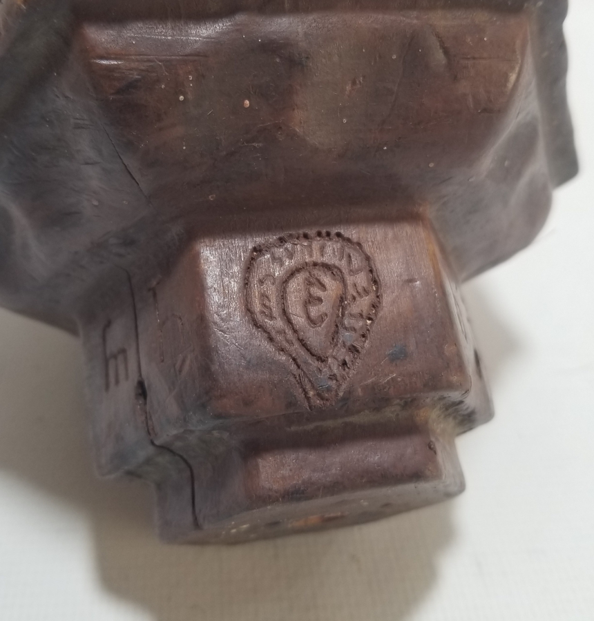 ÜZERİNDE RUMCA HARFLER BULUNAN OSMANLI DÖNEMİ AHŞAPTAN MAMUL BÜYÜK BOY MUM KANDİLİ